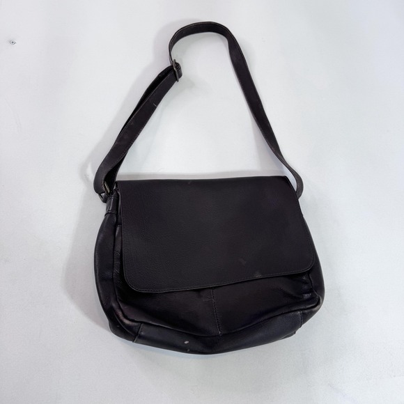 G.H. Bass & Co. Handbags - G.H. Bass & Co. Crossbody Bag Womens Medium Black Leather Flap Pocket Purse